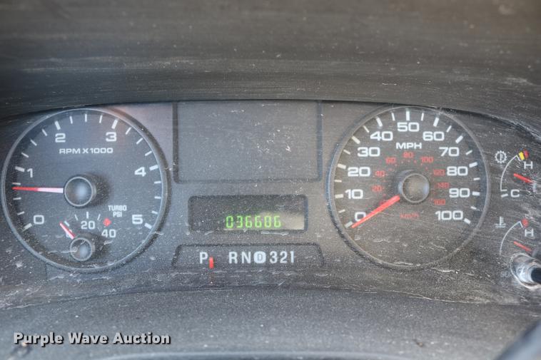 image for item DD0012 2006 Ford F550 Super Duty service truck with crane