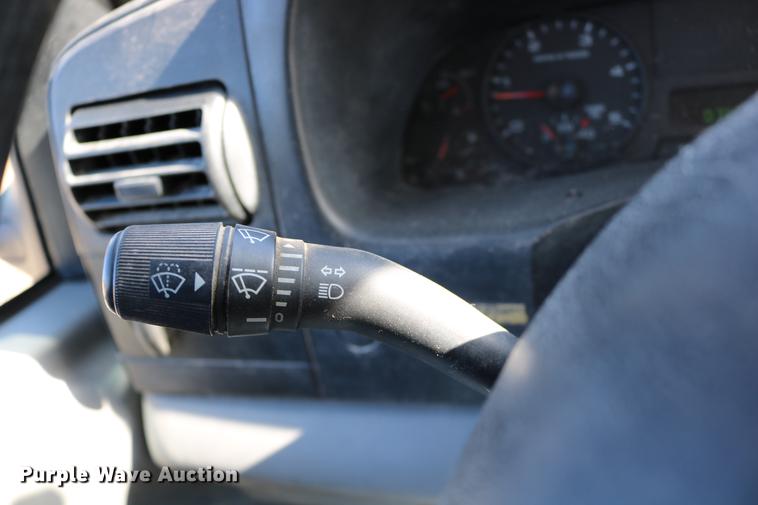 image for item DD0012 2006 Ford F550 Super Duty service truck with crane