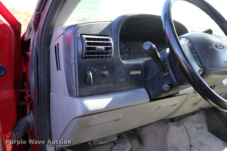 image for item DD0012 2006 Ford F550 Super Duty service truck with crane