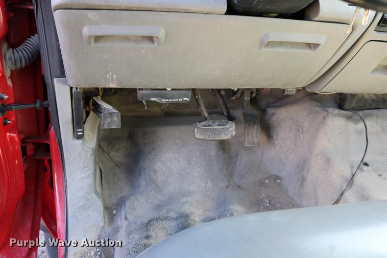 image for item DD0012 2006 Ford F550 Super Duty service truck with crane