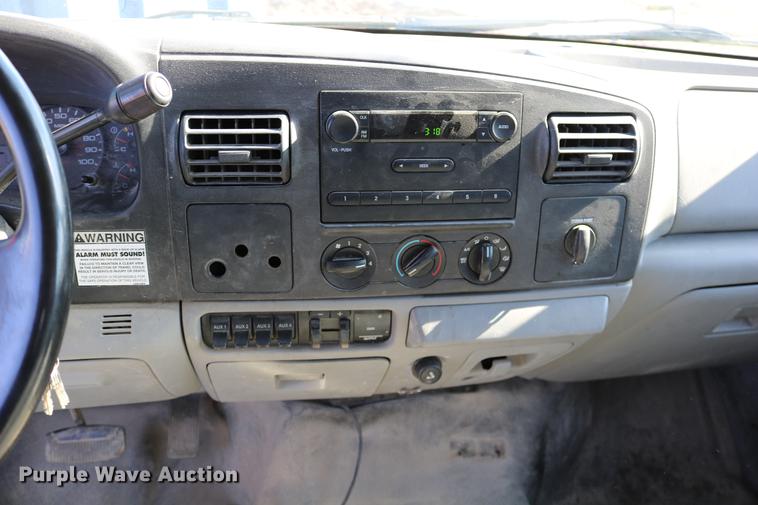 image for item DD0012 2006 Ford F550 Super Duty service truck with crane