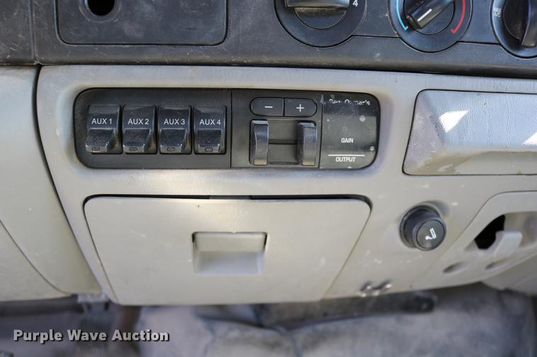 image for item DD0012 2006 Ford F550 Super Duty service truck with crane