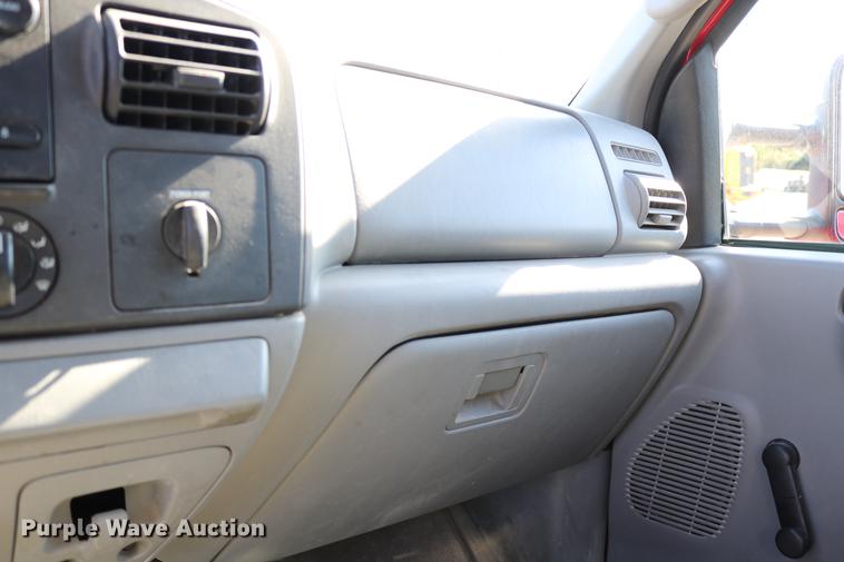 image for item DD0012 2006 Ford F550 Super Duty service truck with crane