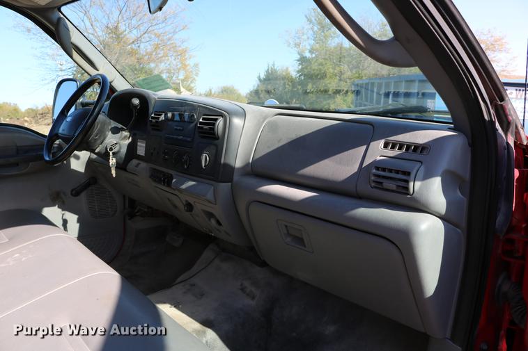 image for item DD0012 2006 Ford F550 Super Duty service truck with crane