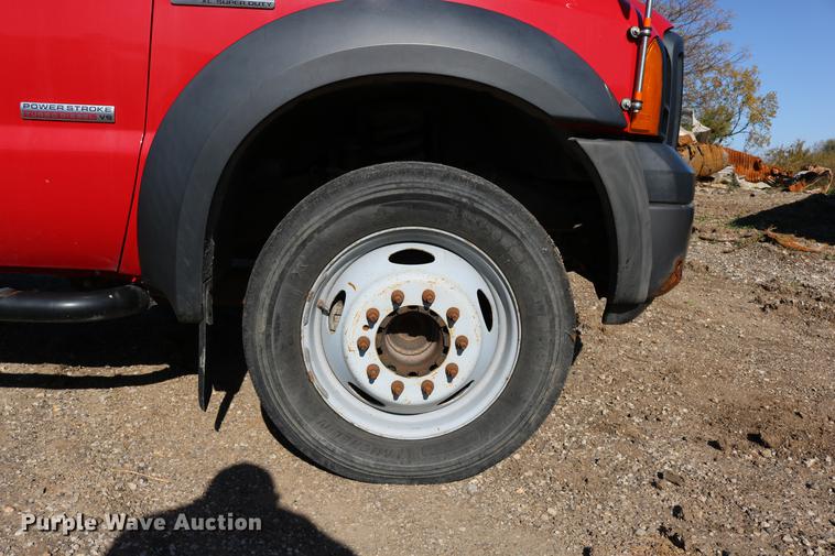 image for item DD0012 2006 Ford F550 Super Duty service truck with crane