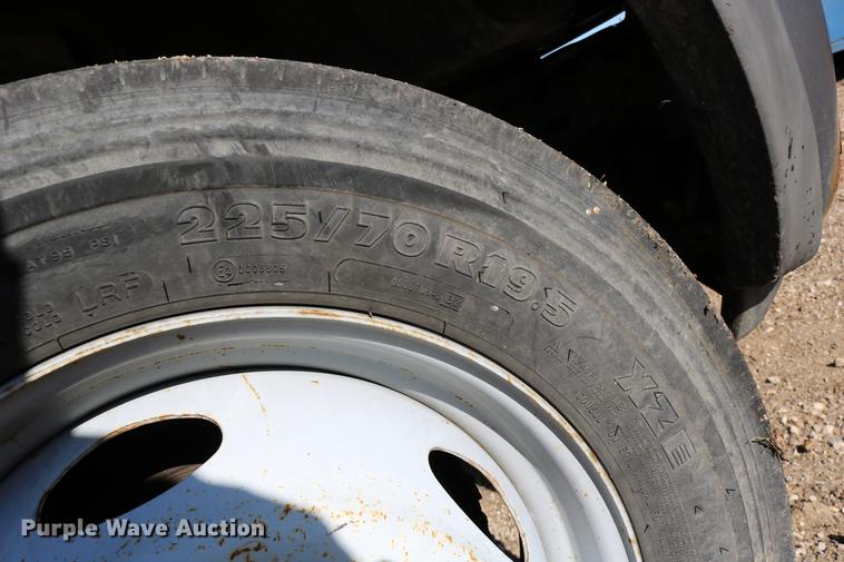 image for item DD0012 2006 Ford F550 Super Duty service truck with crane