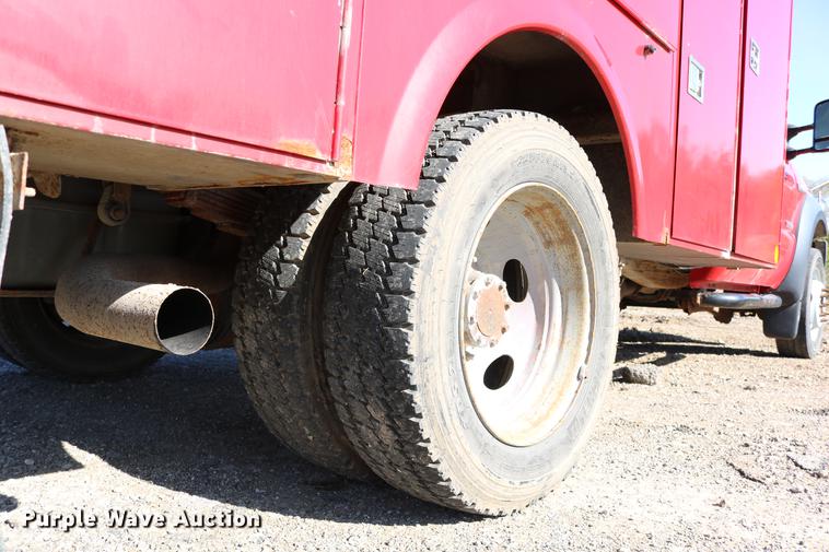 image for item DD0012 2006 Ford F550 Super Duty service truck with crane