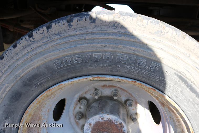 image for item DD0012 2006 Ford F550 Super Duty service truck with crane