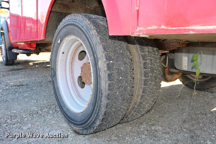 image for item DD0012 2006 Ford F550 Super Duty service truck with crane