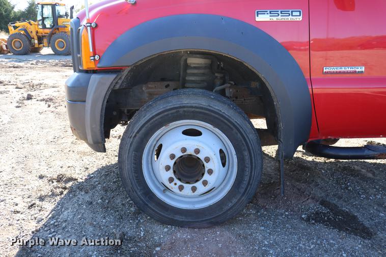 image for item DD0012 2006 Ford F550 Super Duty service truck with crane