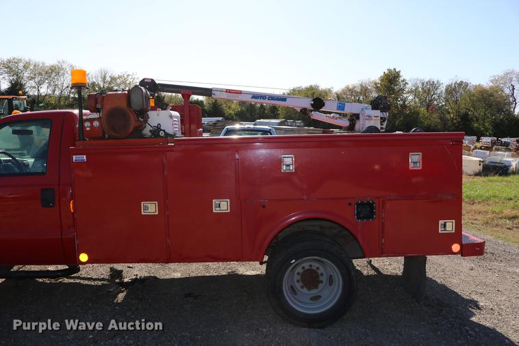 image for item DD0012 2006 Ford F550 Super Duty service truck with crane