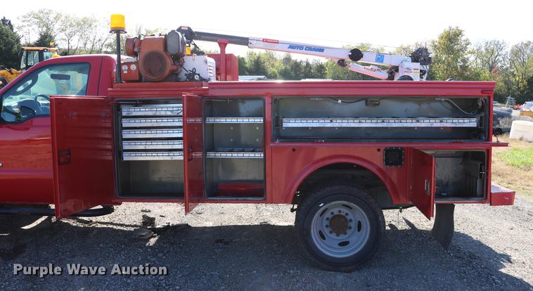image for item DD0012 2006 Ford F550 Super Duty service truck with crane