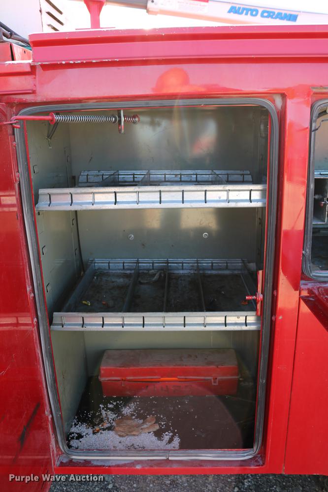 image for item DD0012 2006 Ford F550 Super Duty service truck with crane