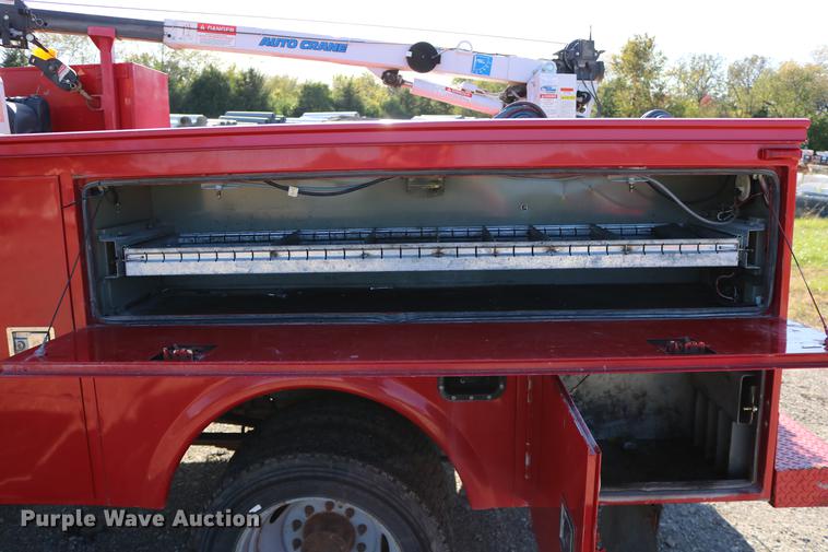 image for item DD0012 2006 Ford F550 Super Duty service truck with crane