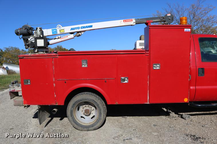 image for item DD0012 2006 Ford F550 Super Duty service truck with crane