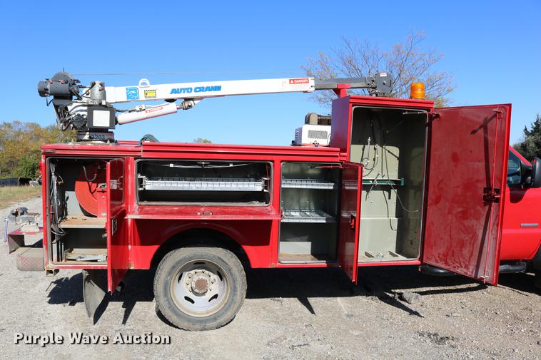 image for item DD0012 2006 Ford F550 Super Duty service truck with crane