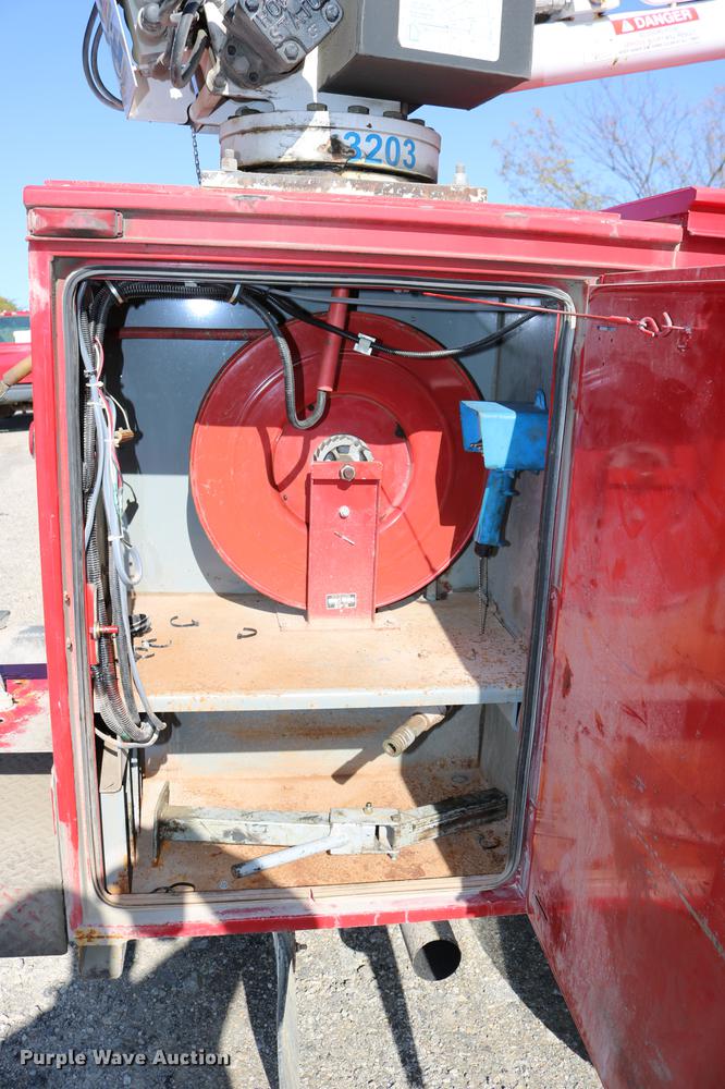 image for item DD0012 2006 Ford F550 Super Duty service truck with crane