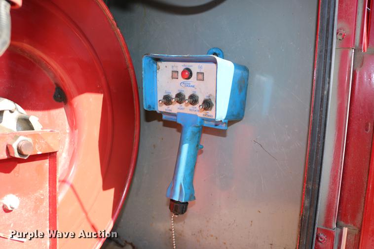 image for item DD0012 2006 Ford F550 Super Duty service truck with crane