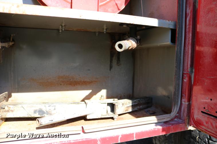 image for item DD0012 2006 Ford F550 Super Duty service truck with crane