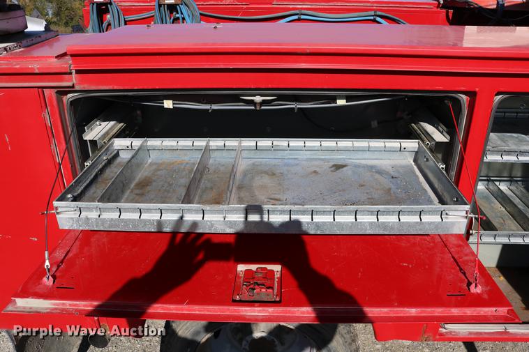 image for item DD0012 2006 Ford F550 Super Duty service truck with crane