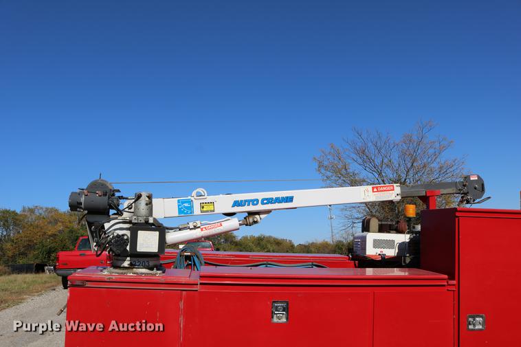 image for item DD0012 2006 Ford F550 Super Duty service truck with crane