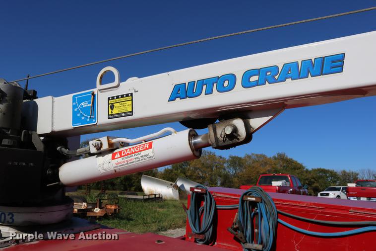 image for item DD0012 2006 Ford F550 Super Duty service truck with crane