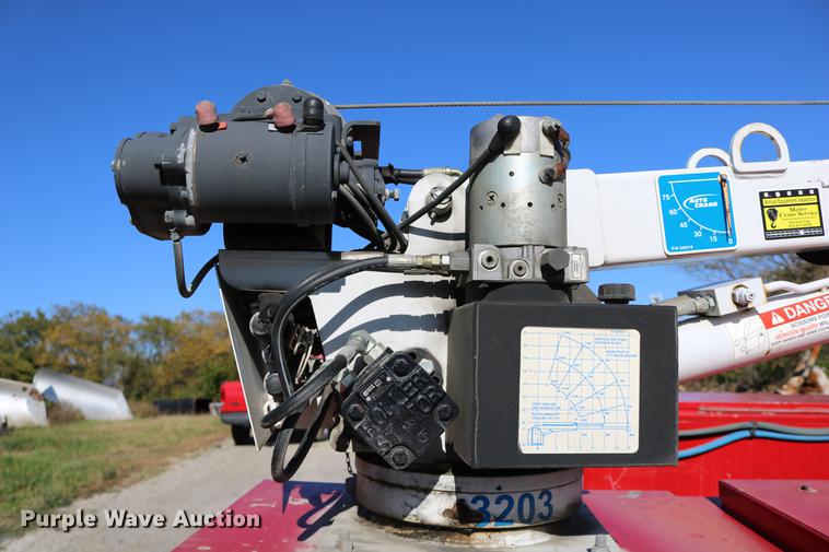 image for item DD0012 2006 Ford F550 Super Duty service truck with crane