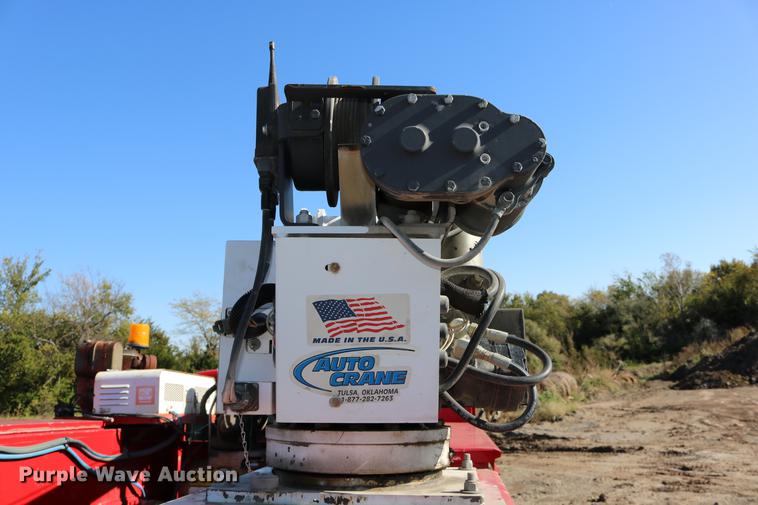 image for item DD0012 2006 Ford F550 Super Duty service truck with crane