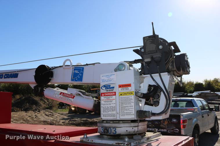 image for item DD0012 2006 Ford F550 Super Duty service truck with crane