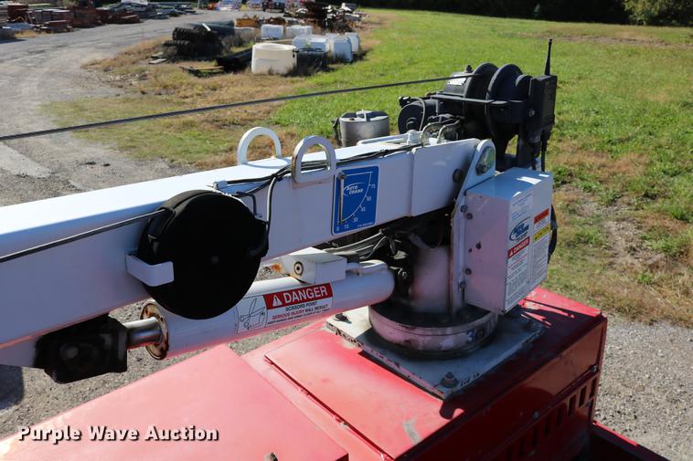 image for item DD0012 2006 Ford F550 Super Duty service truck with crane