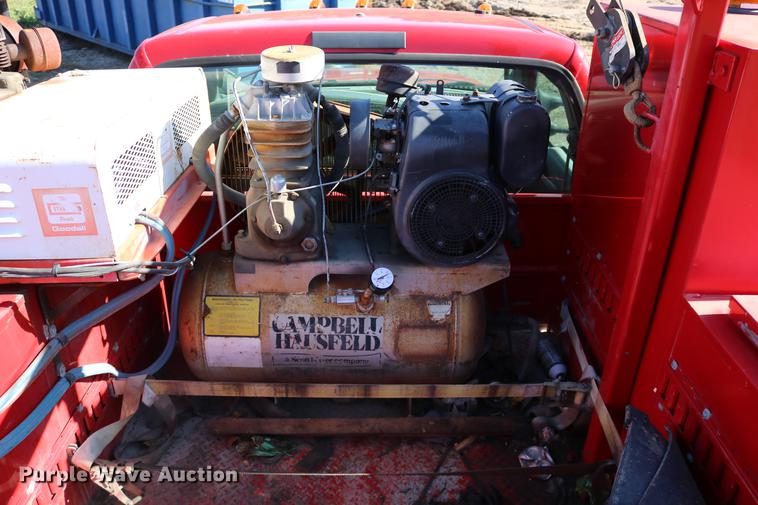 image for item DD0012 2006 Ford F550 Super Duty service truck with crane