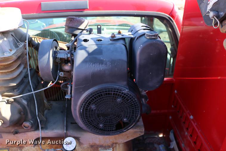 image for item DD0012 2006 Ford F550 Super Duty service truck with crane