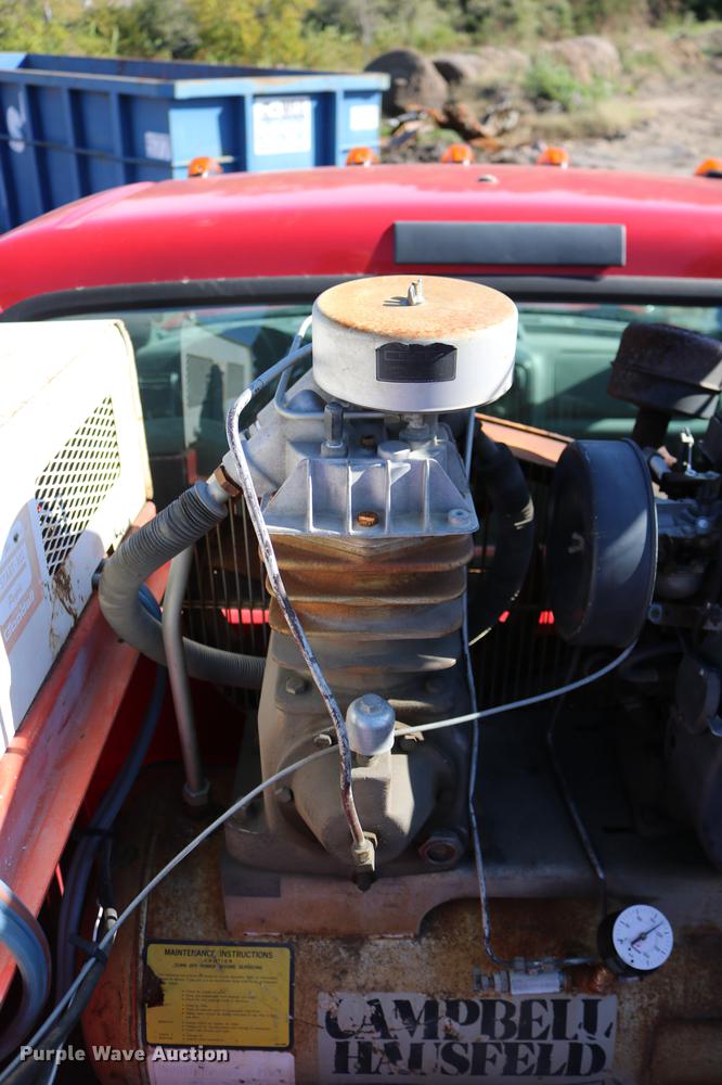 image for item DD0012 2006 Ford F550 Super Duty service truck with crane