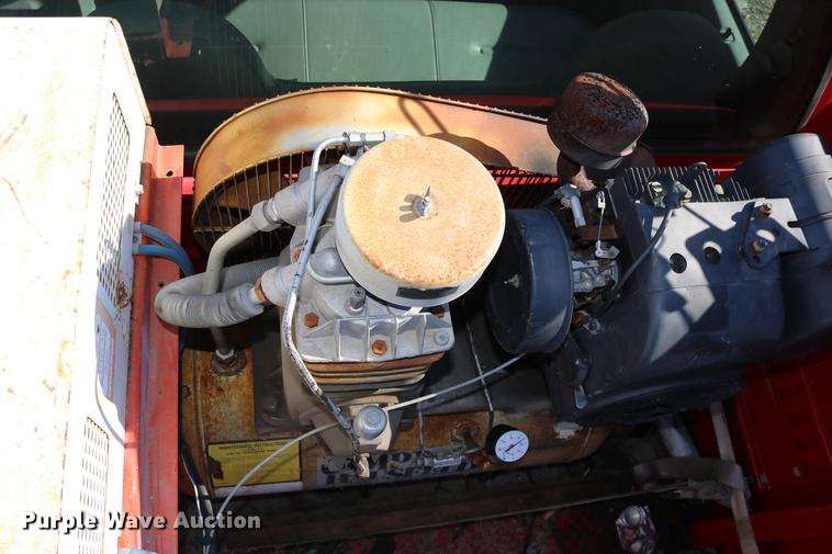 image for item DD0012 2006 Ford F550 Super Duty service truck with crane