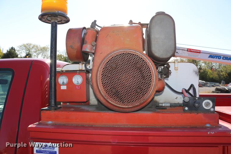 image for item DD0012 2006 Ford F550 Super Duty service truck with crane