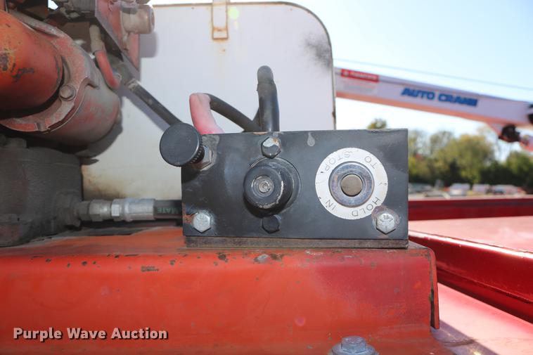 image for item DD0012 2006 Ford F550 Super Duty service truck with crane