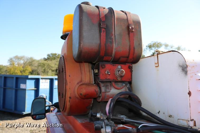 image for item DD0012 2006 Ford F550 Super Duty service truck with crane