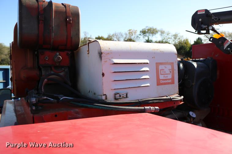 image for item DD0012 2006 Ford F550 Super Duty service truck with crane