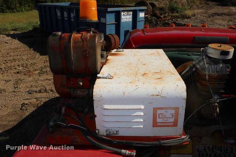 image for item DD0012 2006 Ford F550 Super Duty service truck with crane