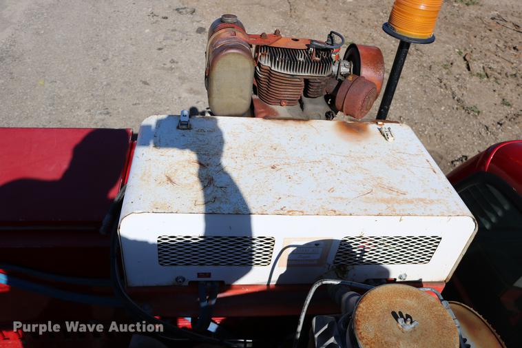 image for item DD0012 2006 Ford F550 Super Duty service truck with crane