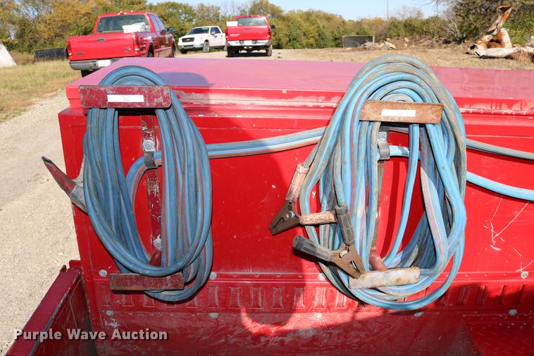 image for item DD0012 2006 Ford F550 Super Duty service truck with crane