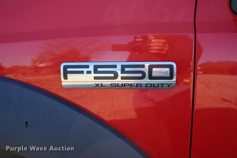 image for item DD0012 2006 Ford F550 Super Duty service truck with crane