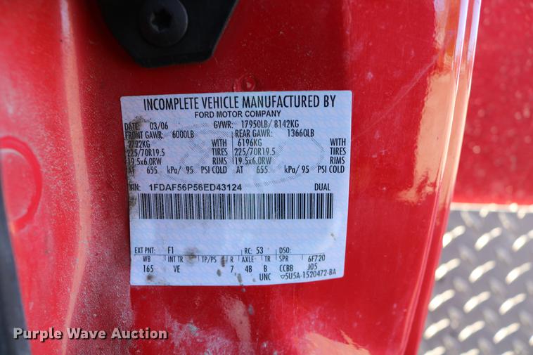 image for item DD0012 2006 Ford F550 Super Duty service truck with crane