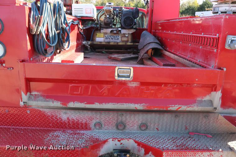 image for item DD0012 2006 Ford F550 Super Duty service truck with crane