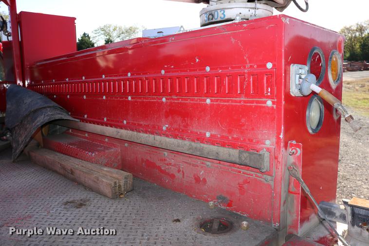 image for item DD0012 2006 Ford F550 Super Duty service truck with crane