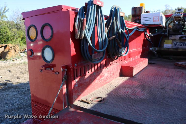 image for item DD0012 2006 Ford F550 Super Duty service truck with crane