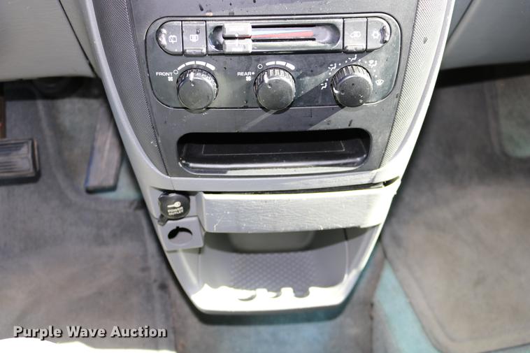image for item DD0014 2004 Dodge Grand Caravan van