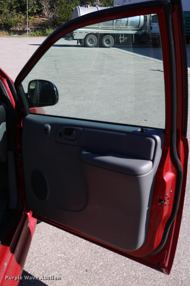 image for item DD0014 2004 Dodge Grand Caravan van