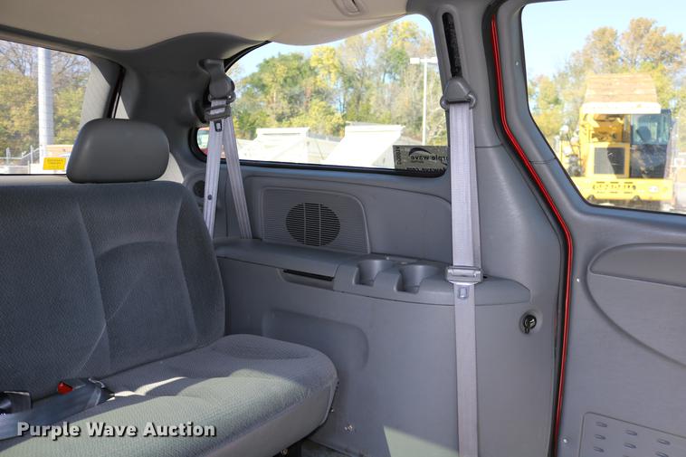 image for item DD0014 2004 Dodge Grand Caravan van