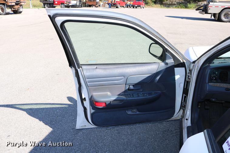 image for item DD0016 1998 Ford Crown Victoria
